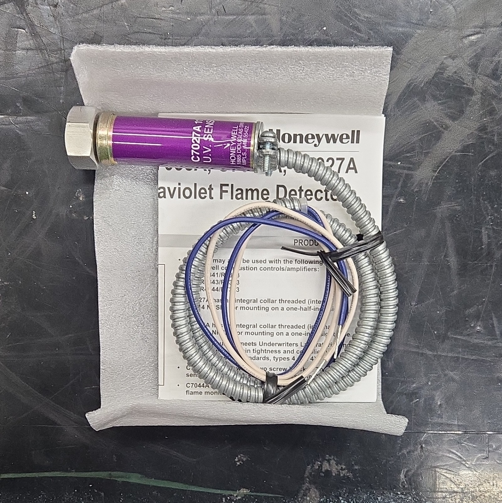 Honeywell C7027A 1114 UV Flame Sensor 1/2 in Female NPT Purple