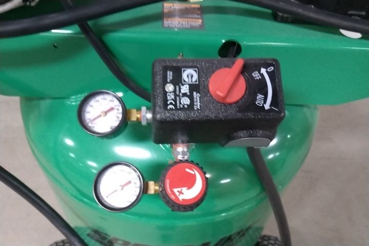 Speedaire 48UY04 2 Output HP 120VAC; 240VAC 30 Gal Tank Portable Air Compressor