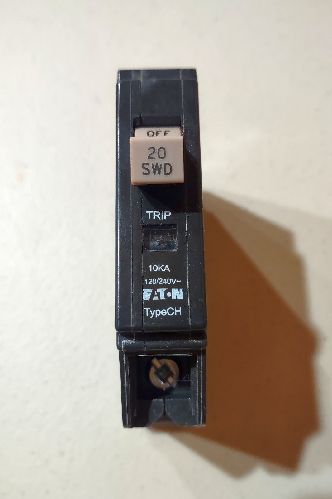 NEW – Set of 2 Eaton CHF120 20A Plug On Trip Indicator 1-Pole Circuit Breaker