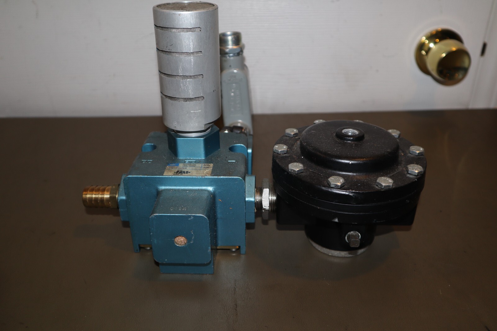 MAC 3 Way Spool Valve 57D-11-111CA & Norgren 11-008-009 Air Pressure Regulator