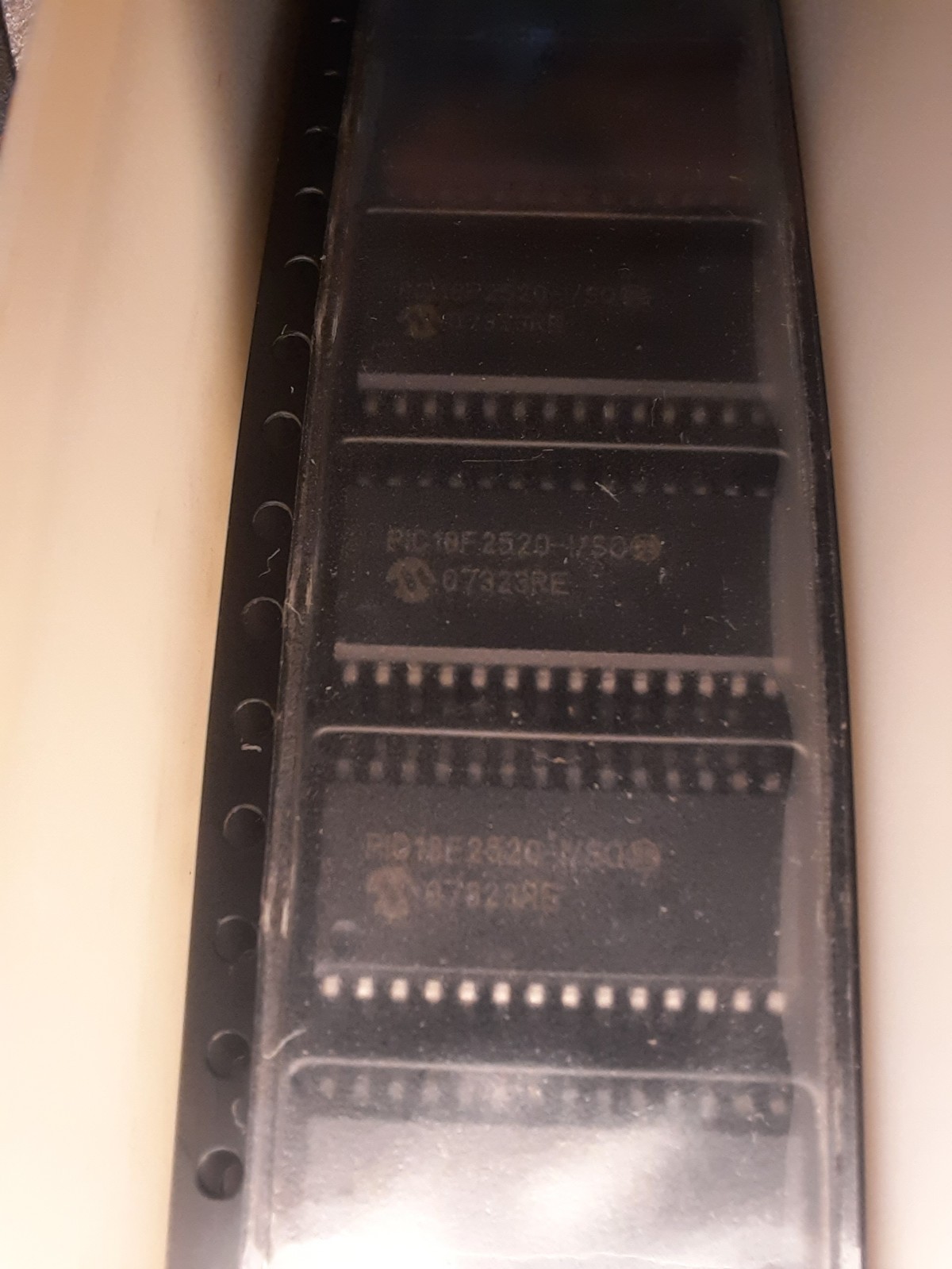 LOT OF 1600 PIC18F2520T-I/SO MICROCHIP MCU 8-bit RISC 32KB Flash WSOIC-28 DC:07+