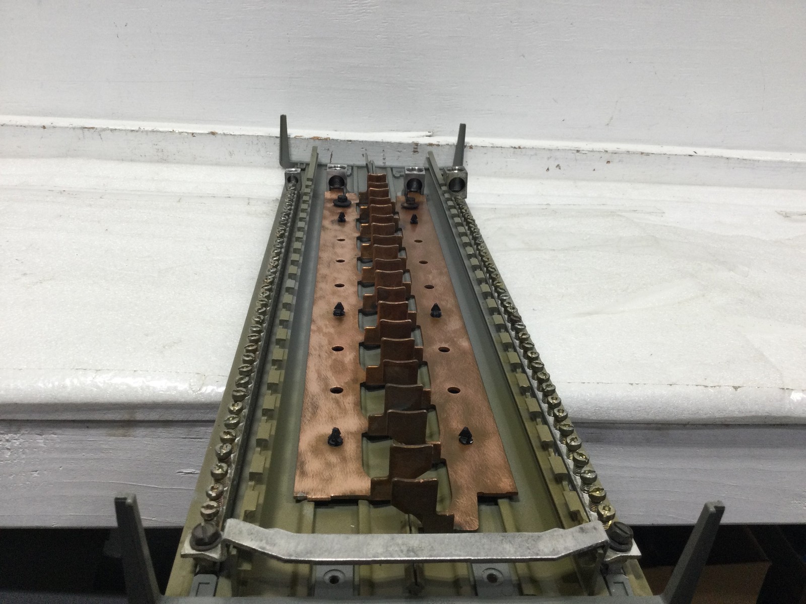 Siemens G4040MB1200CU 200 Amp 40 Space Copper Buss Load Center Guts Only 9″X27″