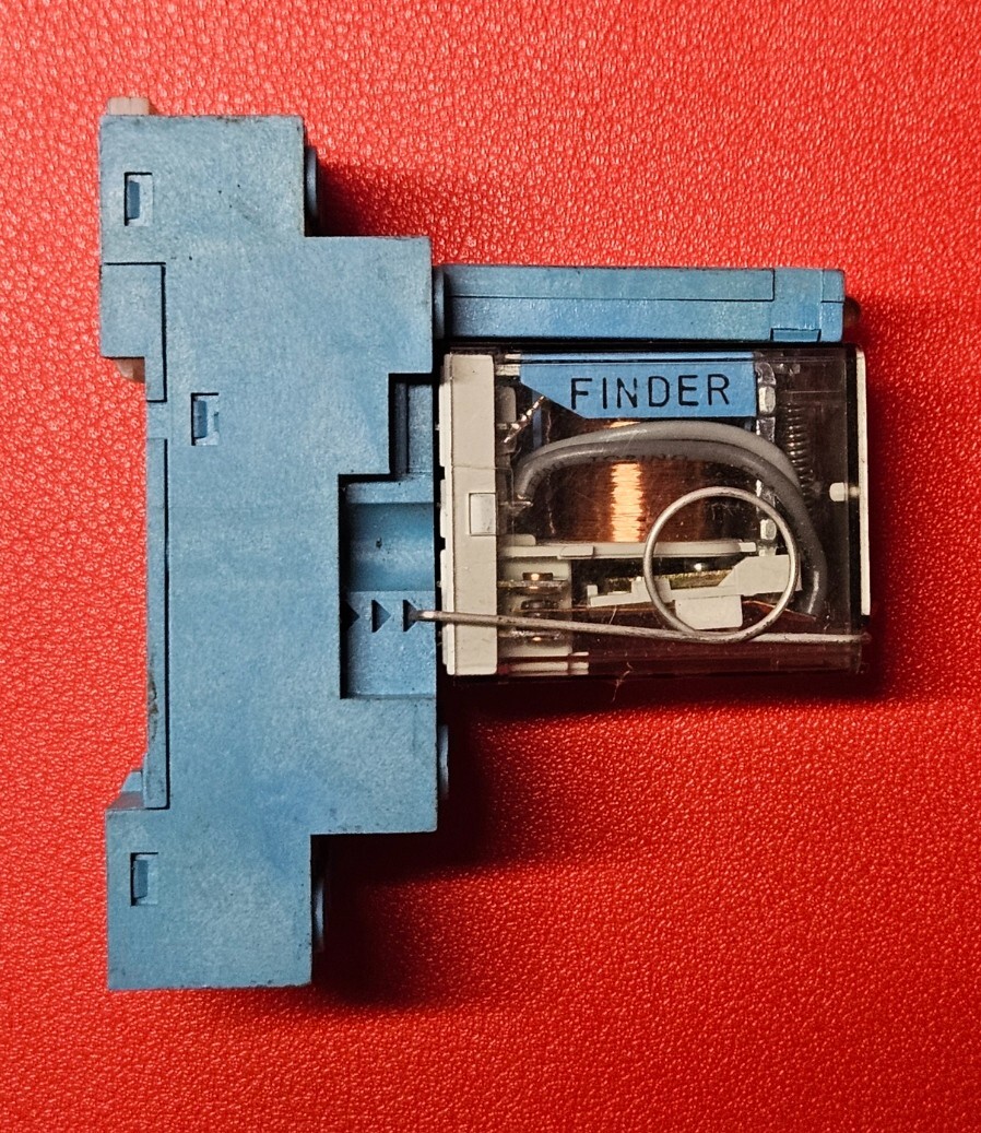 FINDER Type 55.33 Control Relay With 94.73 Base – NEW