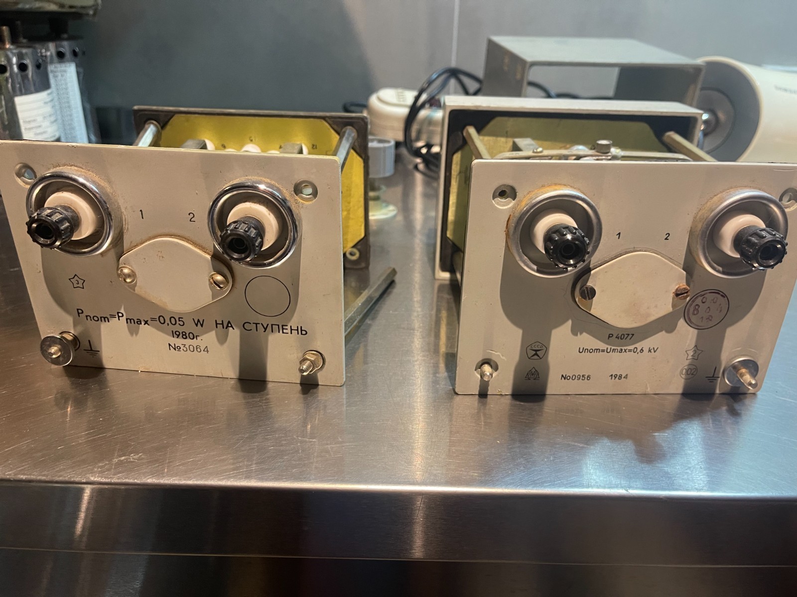 10⁷ Ω 1 2 3 4 5 6 10 20 100 MOhm 2pc. Decade Resistance Standard Box 0.02%