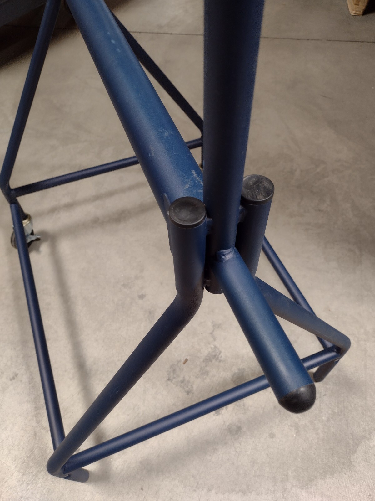 ULINE Portable Roll Stand for up to 24″ Rolls