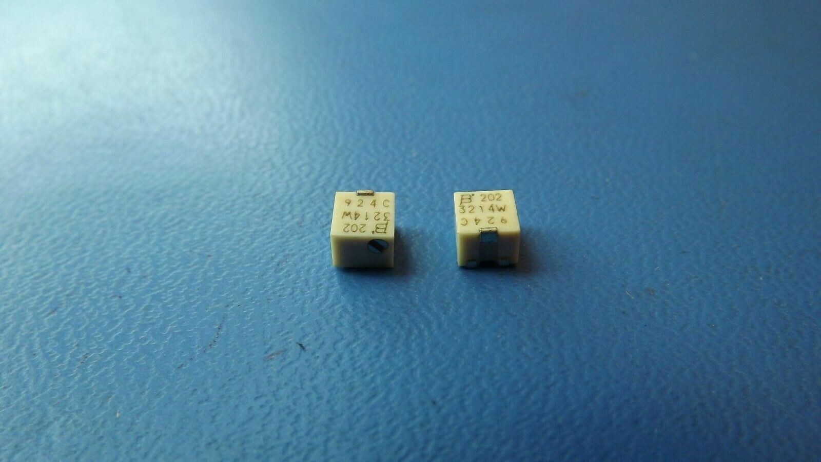 (5PCS) 3214W-1-202E BOURNS TRIMMER 2K OHM 0.25W J LEAD TOP