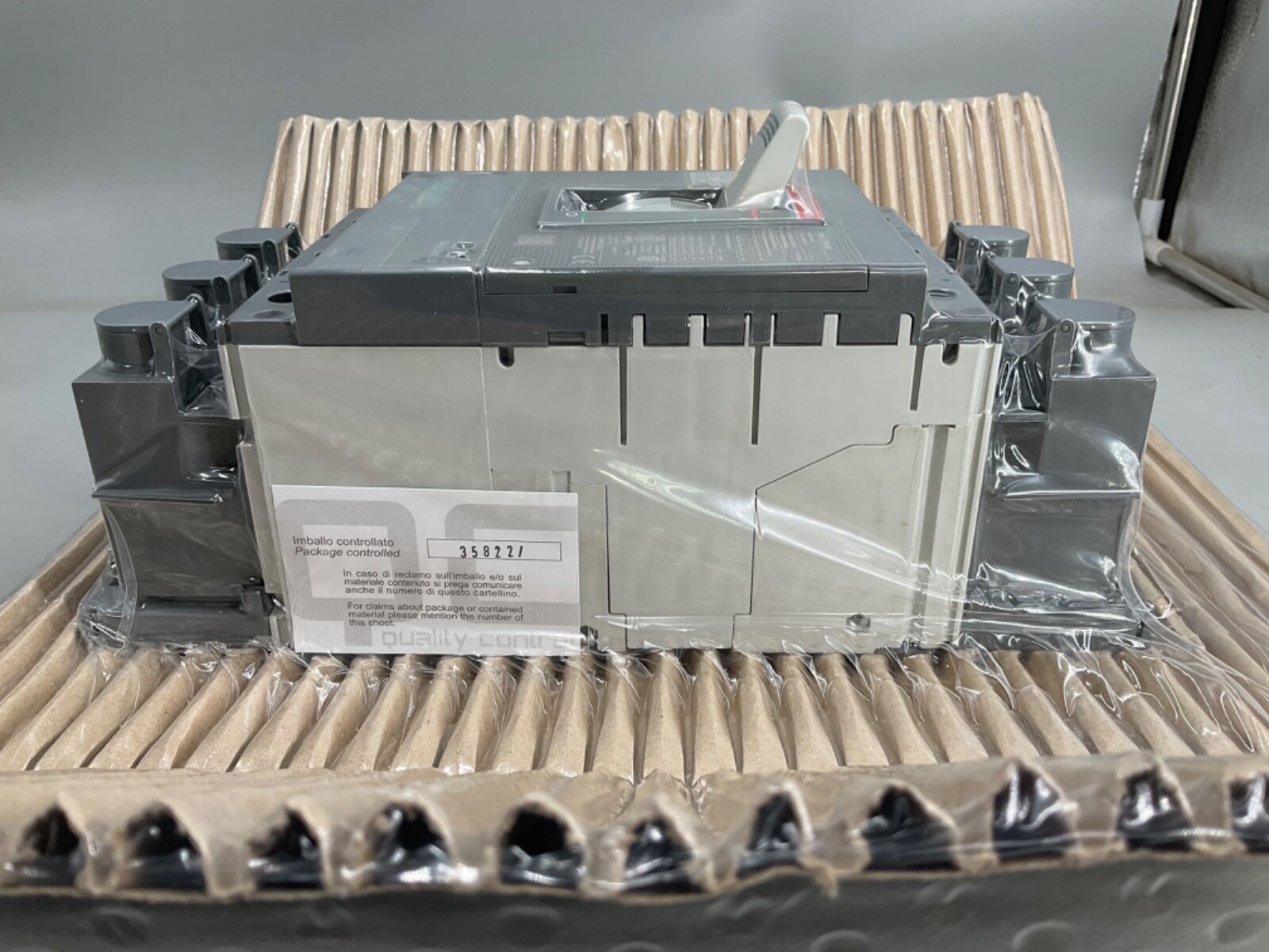 NEW ABB XT5NQ340AFNN000XXX 400 A xt5n 340 Circuit Breaker NEW IN BOX