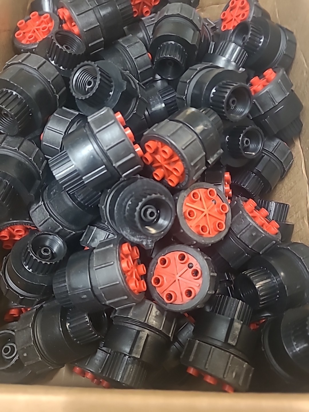 100 Pack Bowsmith 6 Outlet Emitter 2.0 GPH 1/2″ FIPT Inlet Red Cap 15 PSI
