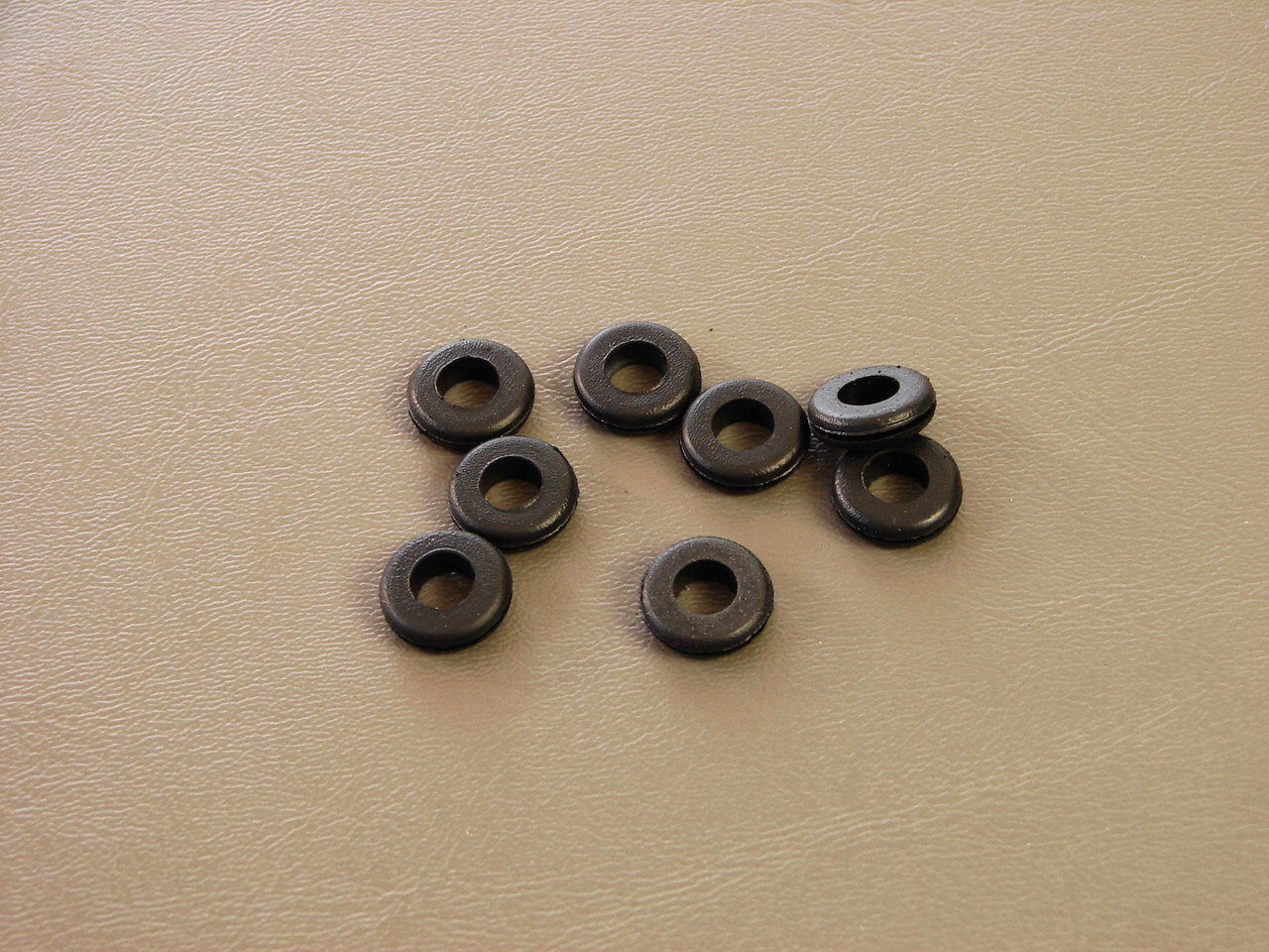 8 Pack Brand NEW Geniune ProCraft 1/4″ Black Rubber Grommets RG250/500
