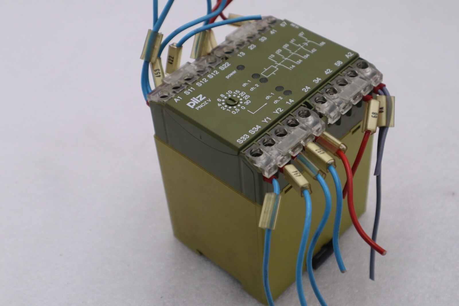 PILZ SAFETY RELAY 474790 PNOZ V 30S 24 V DC PNOZV30S24VDC STOCK K-3831