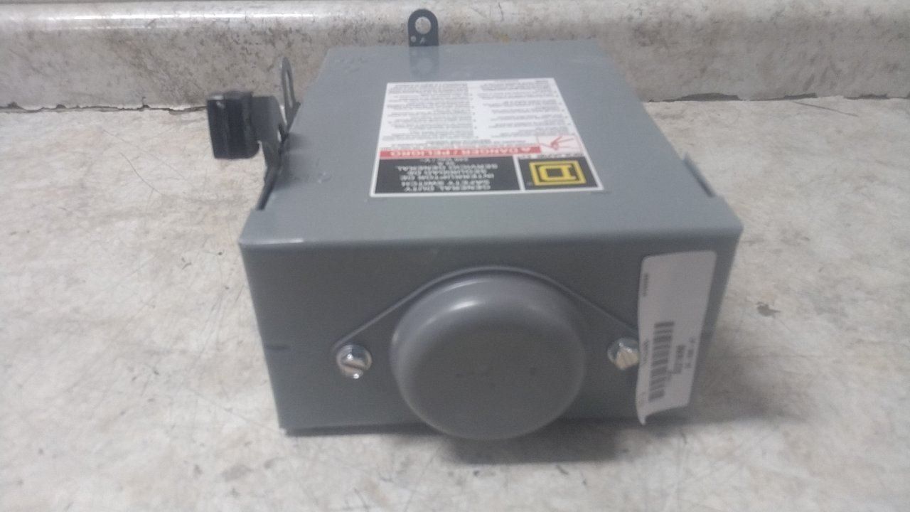 Square D D221NRB 240VAC 30 Amps Standard Duty Fusible Safety Switch