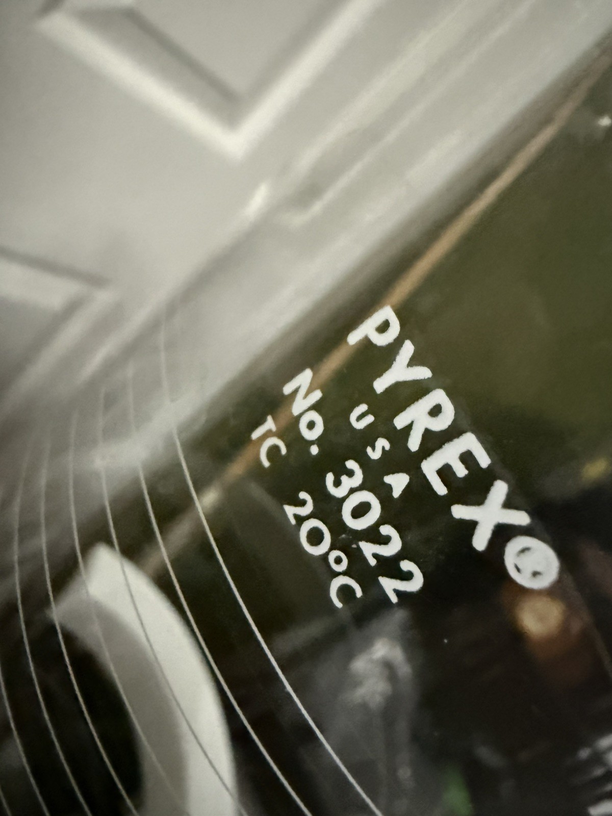 2000ml granulated glass cylinder produced by the PYREX / Corning company