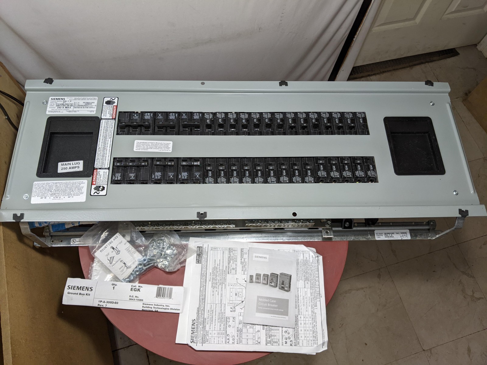 SIEMENS PANELBOARD, P1C42ML250CTS, 250 A MAX, 208/120 V, 3 PH, 4 W. SEE DETAILS.