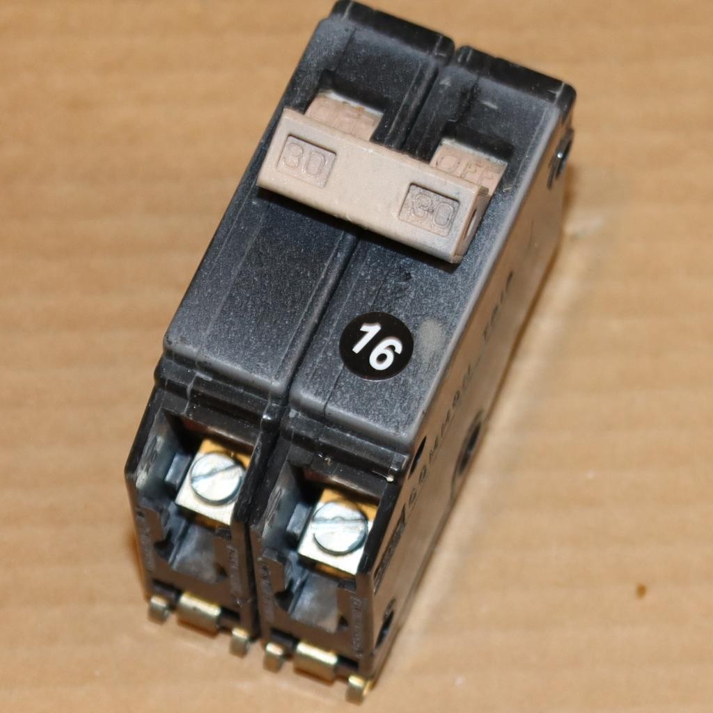 One Cutler Hammer CH230 Metal Foot 2 Pole 30 Amp Circuit Breaker BK#16