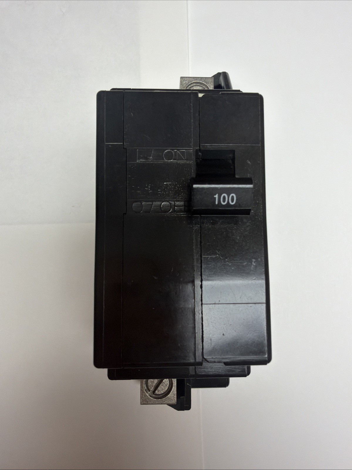 Square D QOM100VH8106 22kA 2Pole 100A 120/240V QOM1 Bolt On Main CircuitBreaker