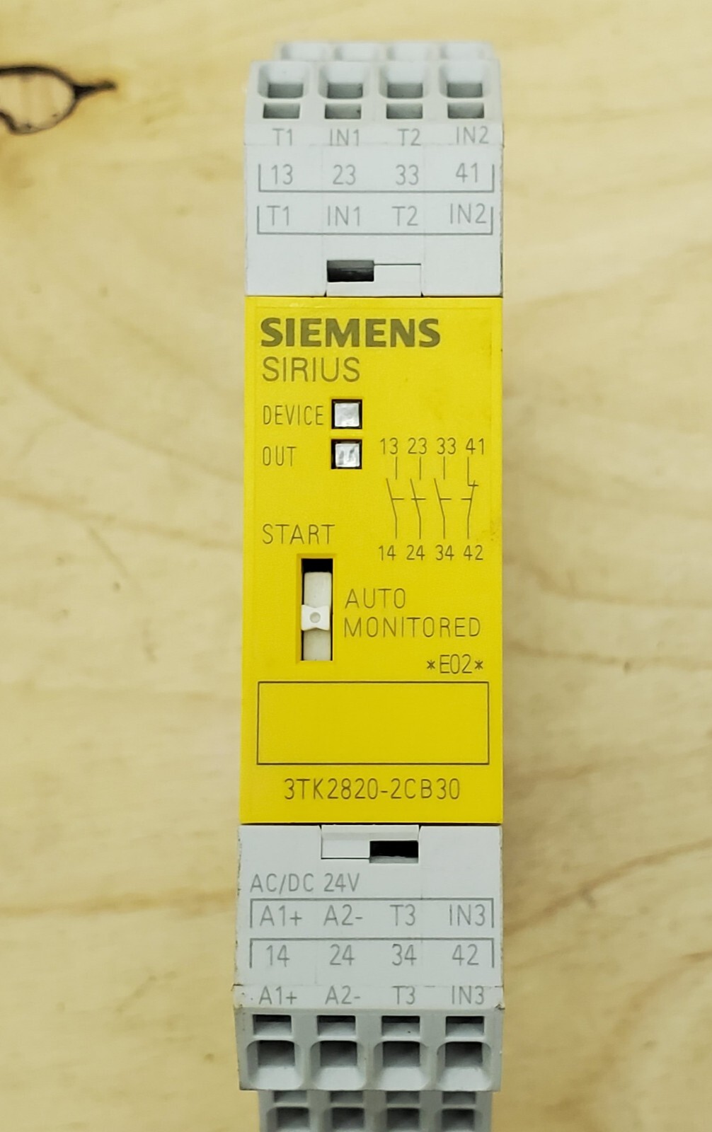 Siemens 3TK2820-2CB30 Sirius Safety Relay for 24V AC or DC Operation – NEW