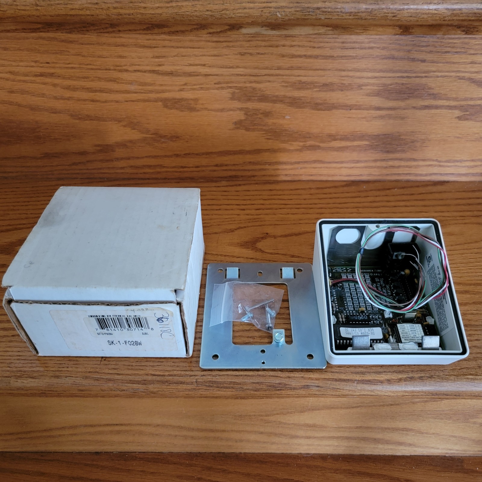SecuraKey SK-028W TOUCH CARD READER (WIEGAND DATA OUTPUT) VER 3.05 FMT 30