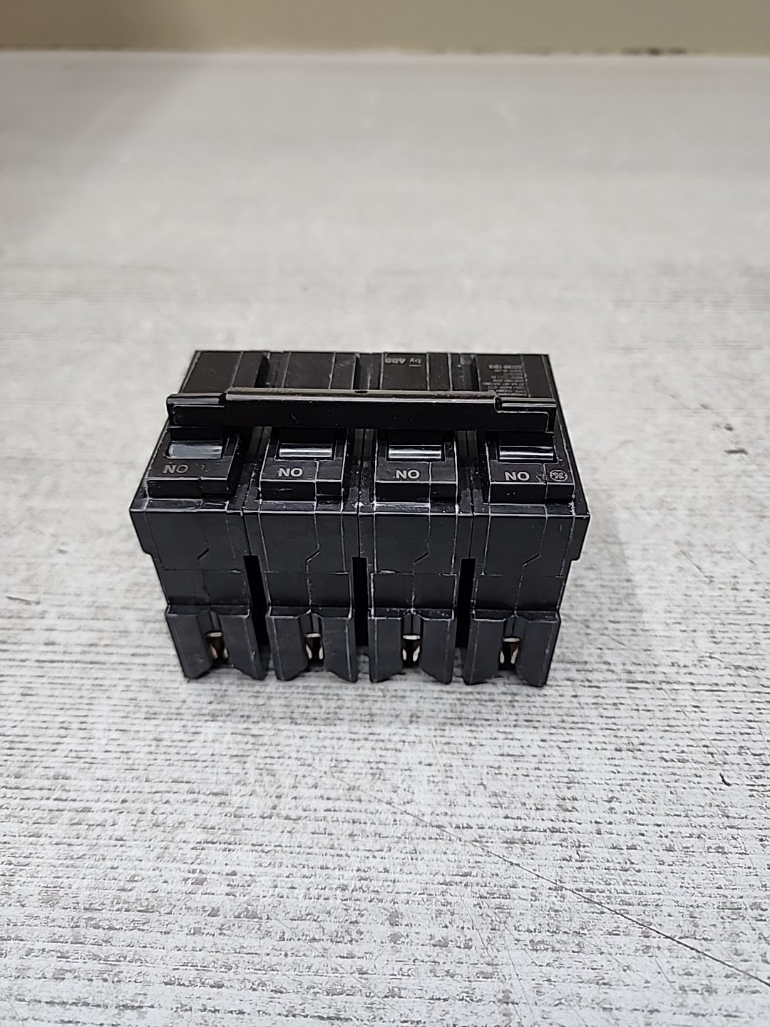 GE THQMV200WL 200 Amp 120/240 Volt 2-Pole Plug-In Mount  Main Circuit Breaker