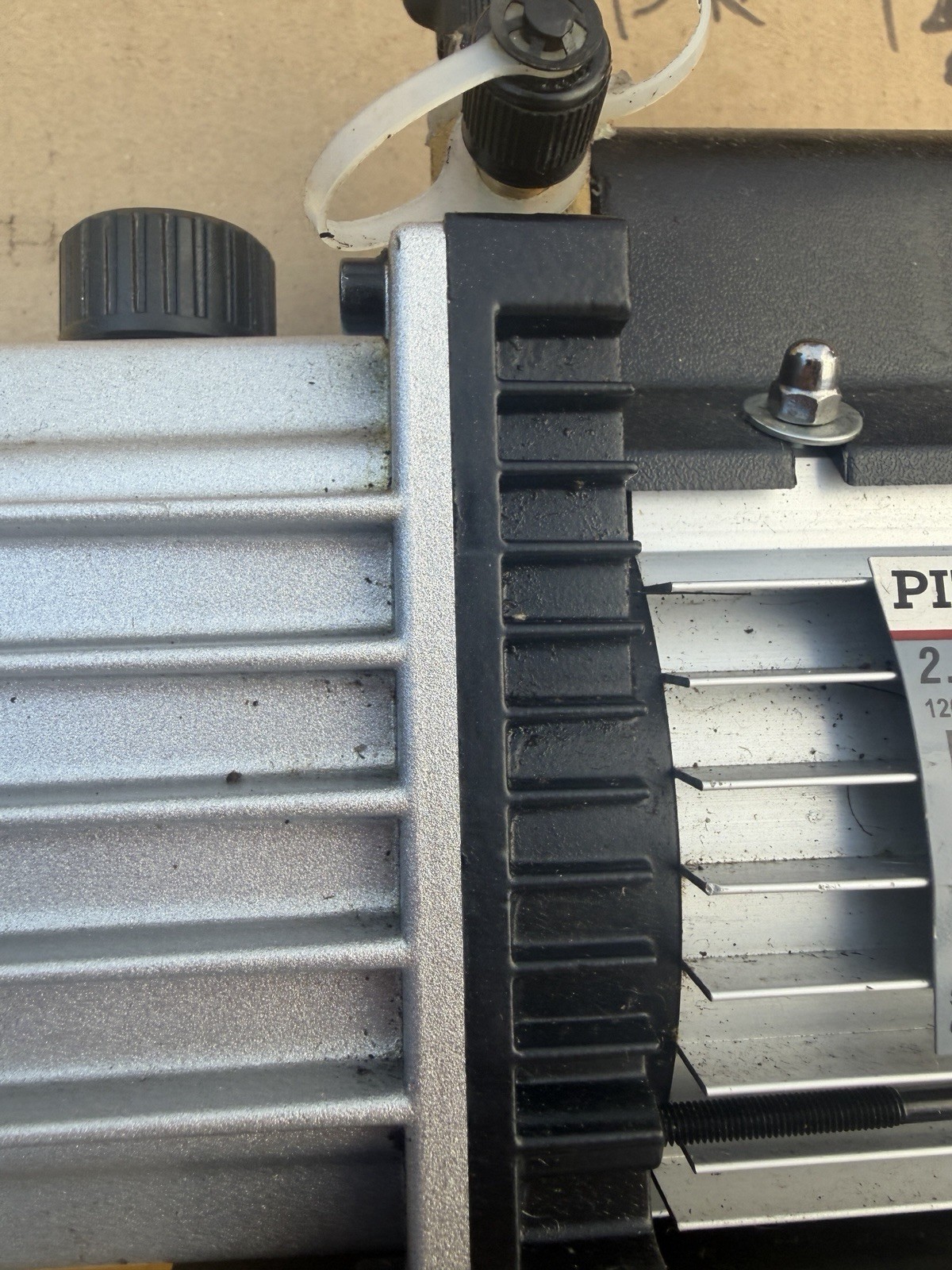 Pittsburgh 61245 2.5CFM Automotive Portable Refrigerant Vacuum Pump 120V/3.4A