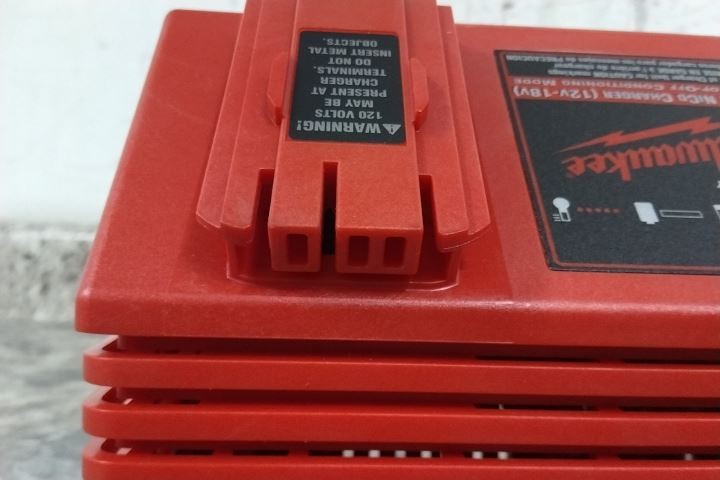 Milwaukee 48-59-0255 120VAC Input 12.0V to 18.0V Output Battery Charger (C)