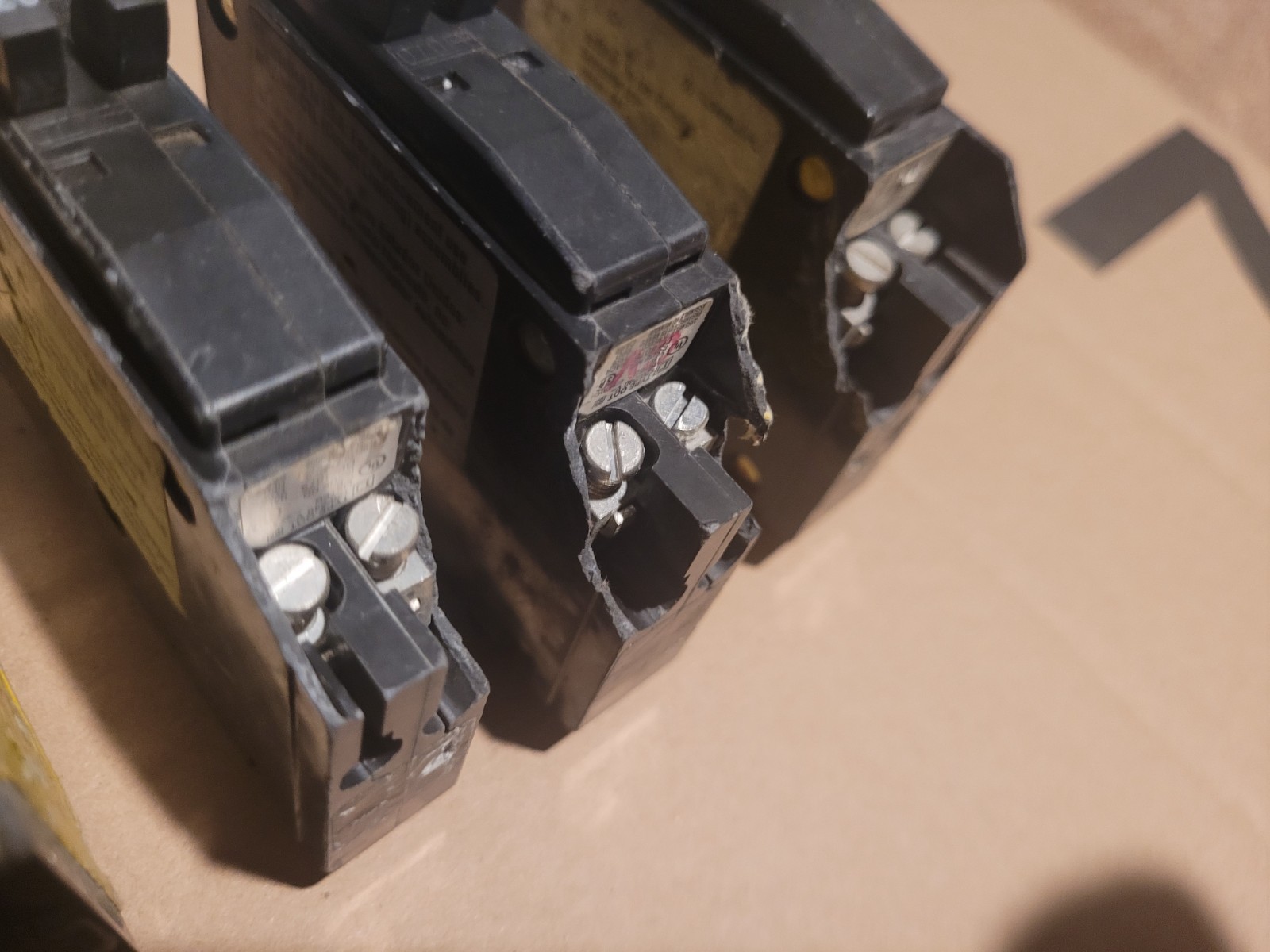 Square D QO2020 – 20 Amp Single-Pole Circuit Breaker small broken area