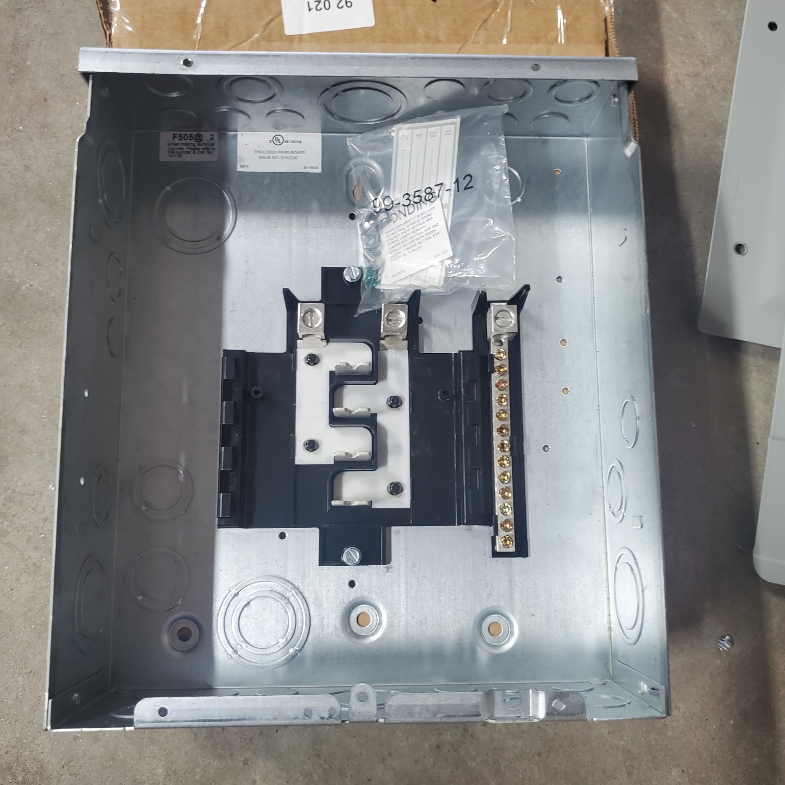 Eaton BR816L125FDP Eaton Indoor Main Lug 125A 8-Spaces 16-Circuits