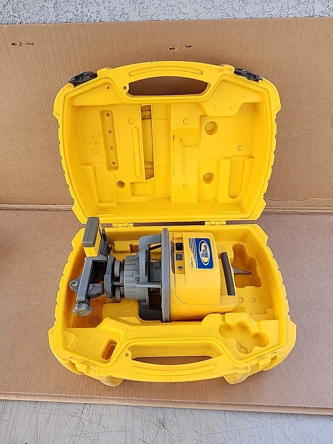 SPECTRA PRECISION LASER LEVEL LL500 W/ HR550 RECEIVER ( Free Shipping)