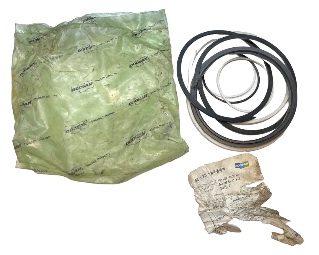 New Doosan 401107-00271A Boom Seal Kit (NOT COMPLETE KIT) **SALE**