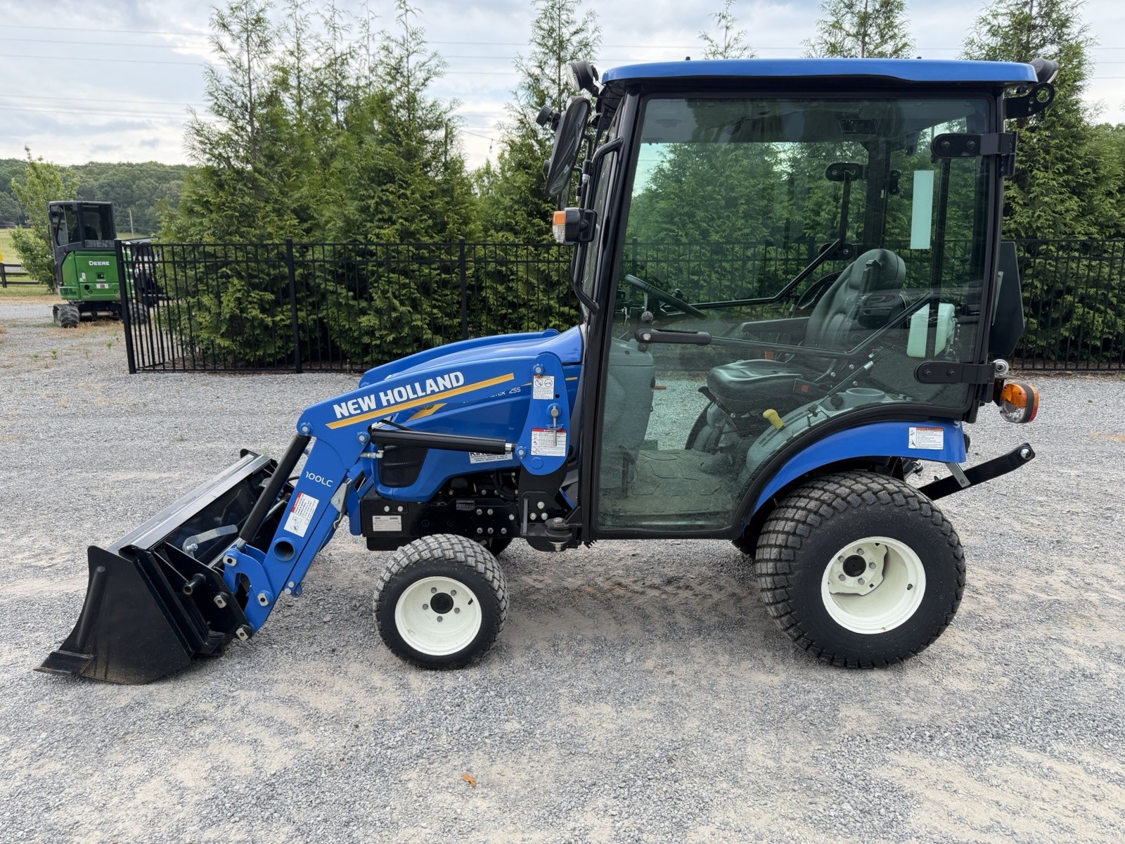 UNUSED 2023 NEW HOLLAND WORKMASTER 25S- ENCLOSED CAB W/ HEAT- LOADER- ONLY 9HRS!