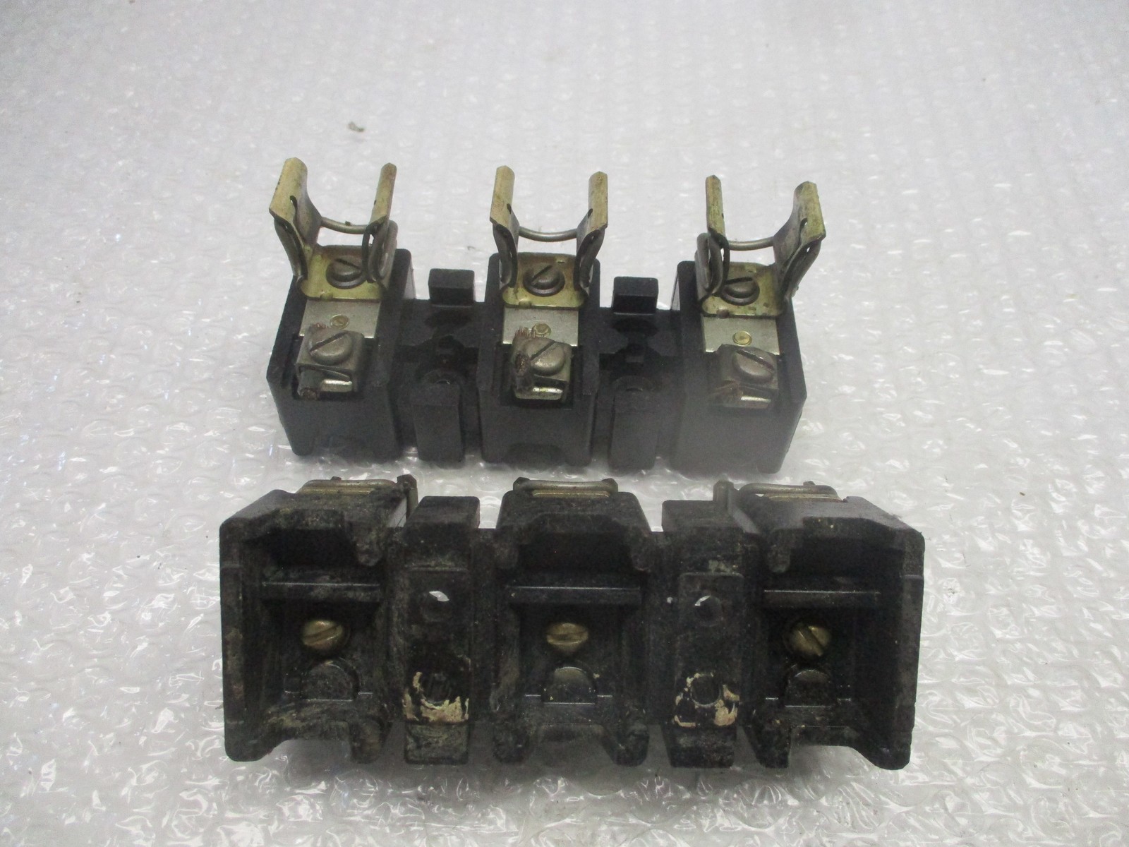 ALLEN BRADLEY X-401978 FUSE BLOCK 3POLE 30AMP (AS PICTURED) LOT OF 2 UNMP