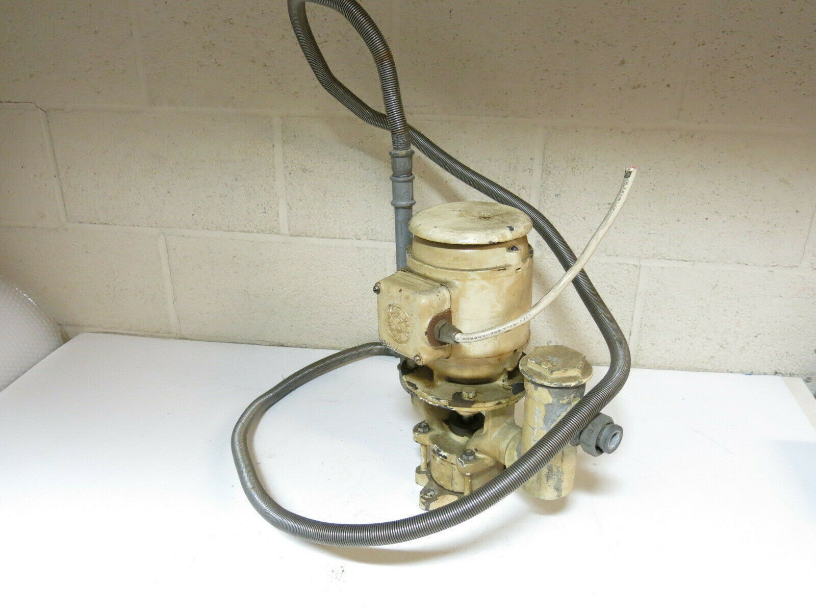 USED SCHINDLER 16″ TALL MOTOR / PUMP 146787 TYPE KDWFN, 220/380 V, 1.55/0.9 A