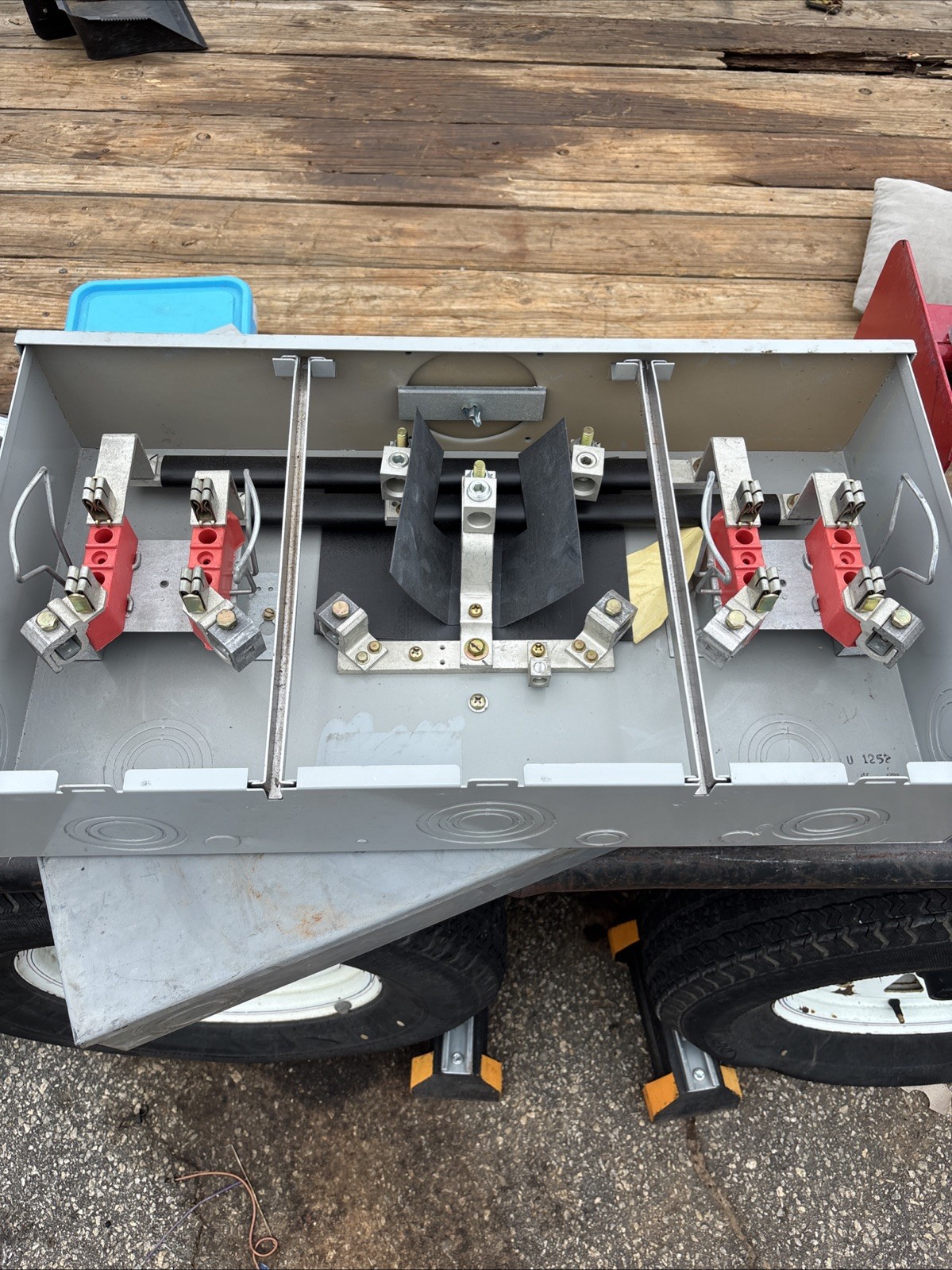 MILBANK U1252 200A DUAL METER CAN SOCKET Mfg 1998