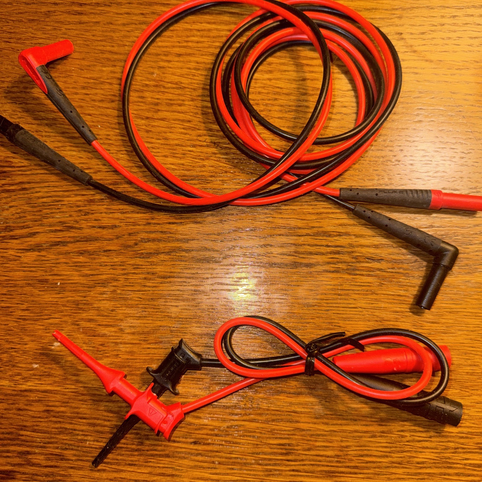 Fluke 323 400amps Digital AC Clamp Meter and Fluke OEM Test Leads w/ case!