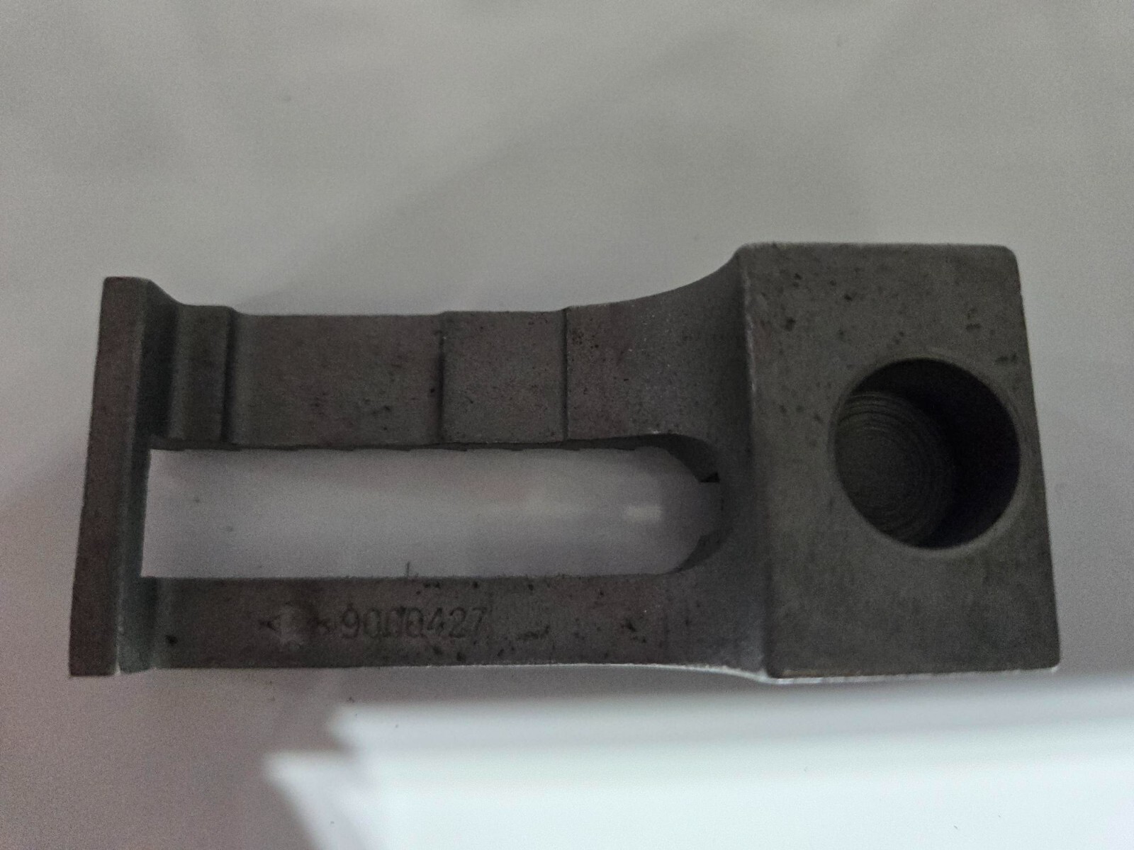 10486 Feed Dog – «stitch through tape» closure for Fischbein Bag Closers