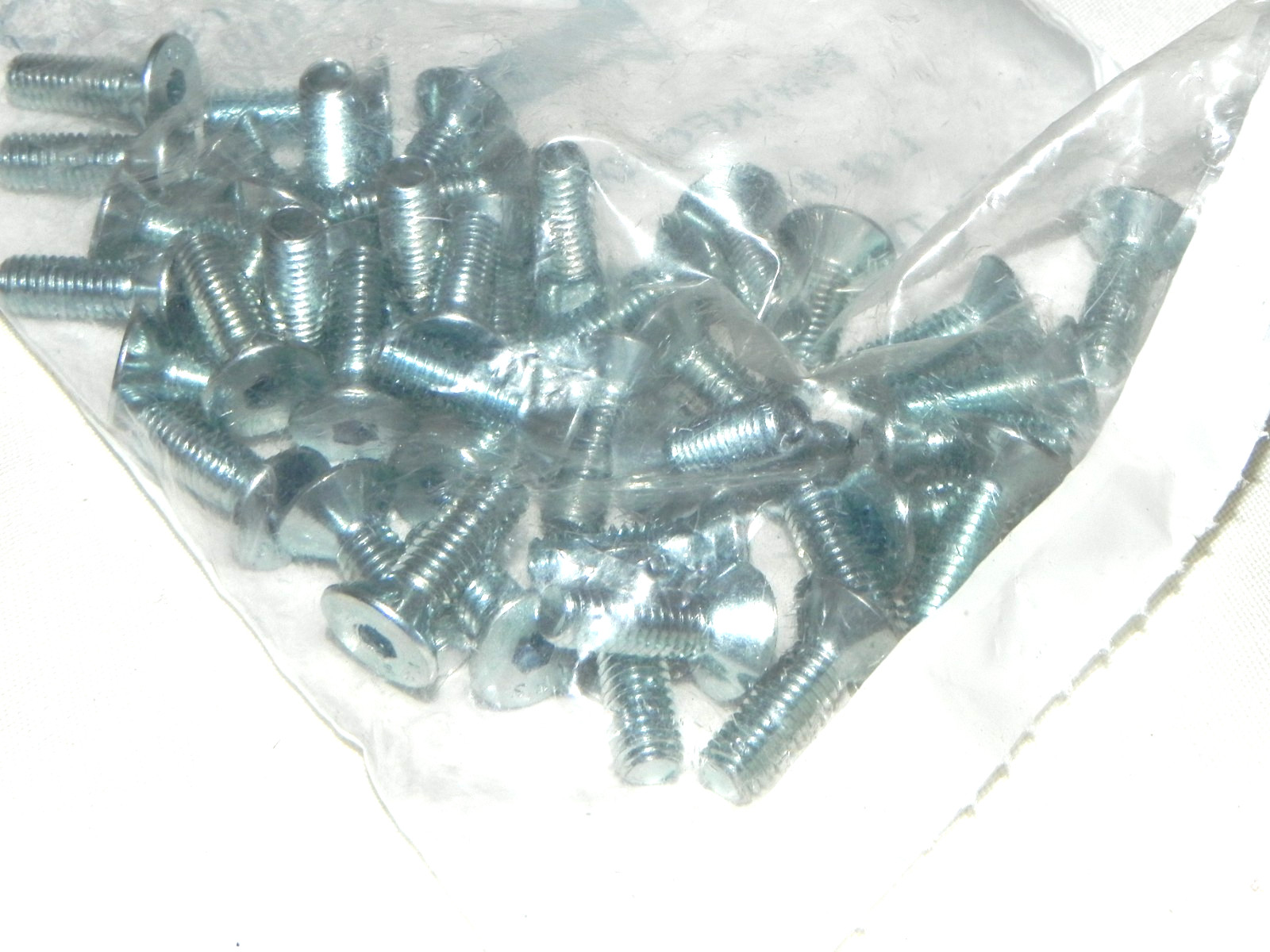 43) #10-32 x 5/8 Flat Head Socket ASTM F835/ASME B 18.3 Alloy Steel Screw. Zink