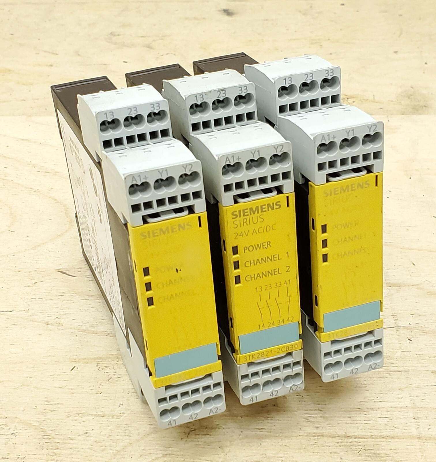 Qty 1 – Siemens 3TK2821-2CB30 24V AC or DC Safety Relay – Tested👍💯