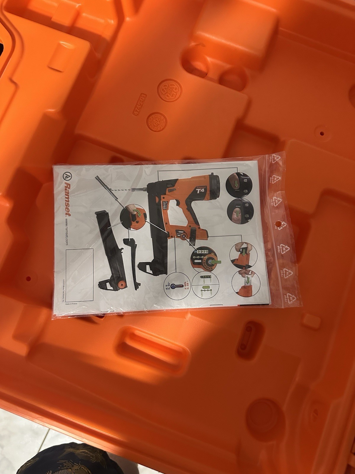 RAMSET T4SS Nail Gun Kit, GAS TOOL, CORDLESS, 2 BATTERIES, CASE AND CHARGER.