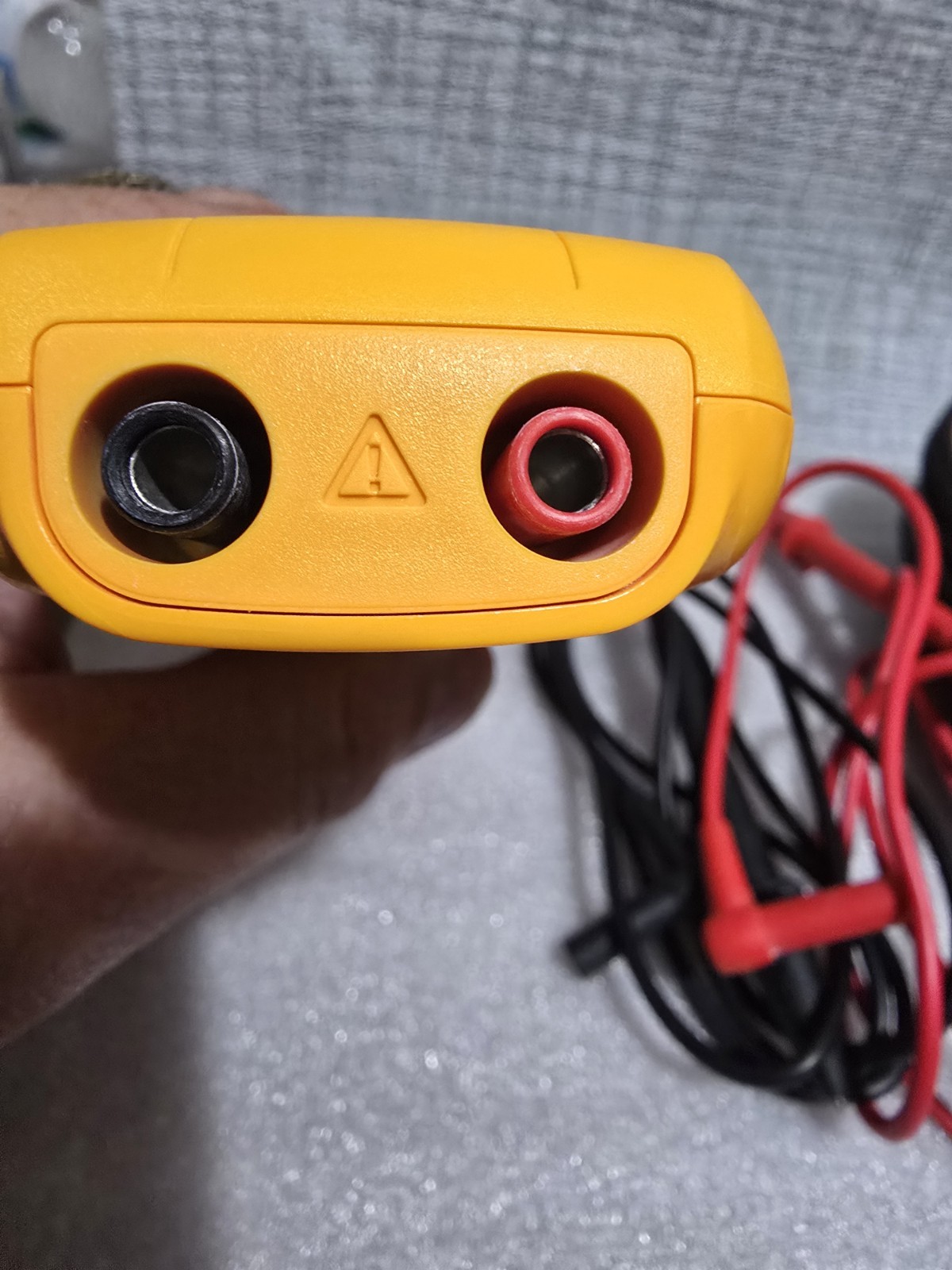 Fluke 323 True RMS Clamp Meter CAT III 600V 400A 4000 Count w/ Leads Case