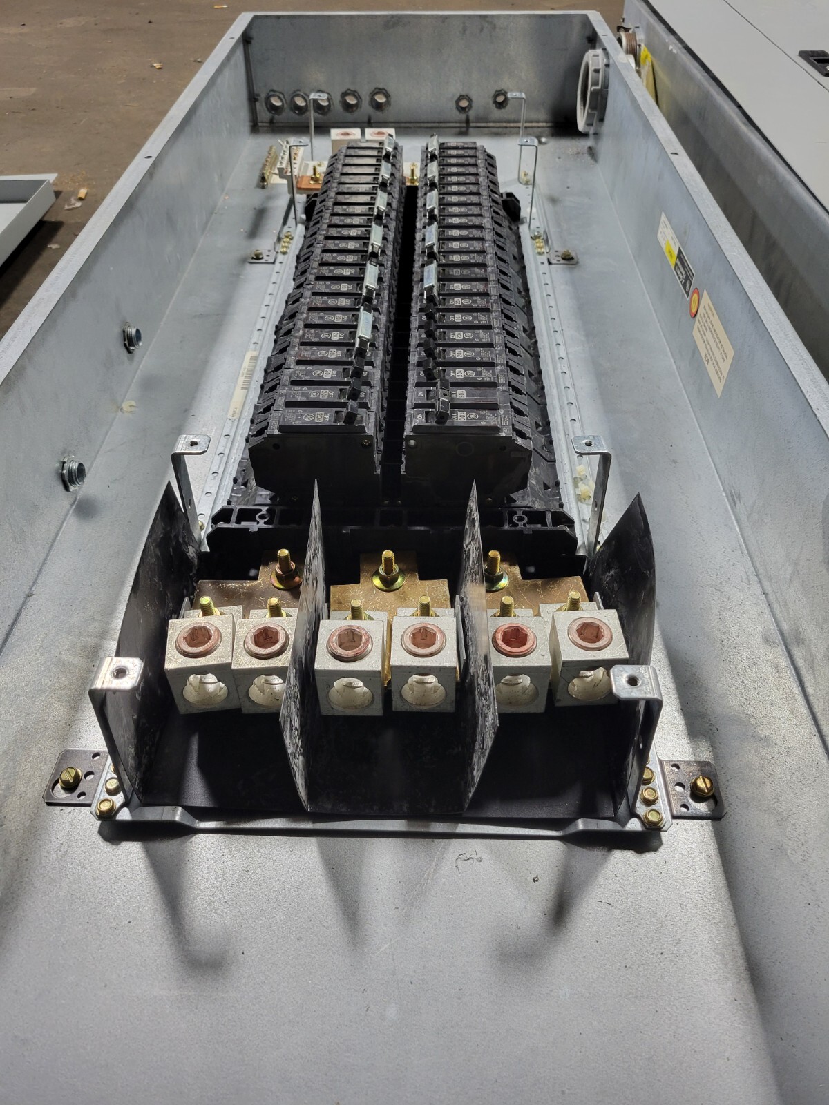 General Electric A-Series Lighting Panelboard 400A 120/208V 3P 3PH 4W 42 Circuit