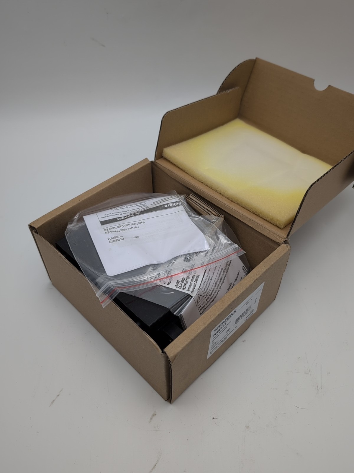 NEW IN BOX SIEMENS PCBERC3 PLUG-IN MOUNTING BASE. FAST SHIP! LOW PRICE GUARANTY