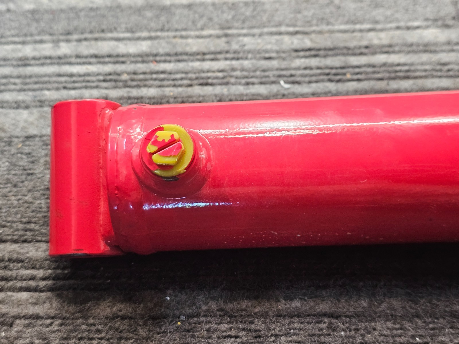 Hydraulic Welded Cylinder 2.89″ OD x 22″ Retracted Length x 1.26″ Rod