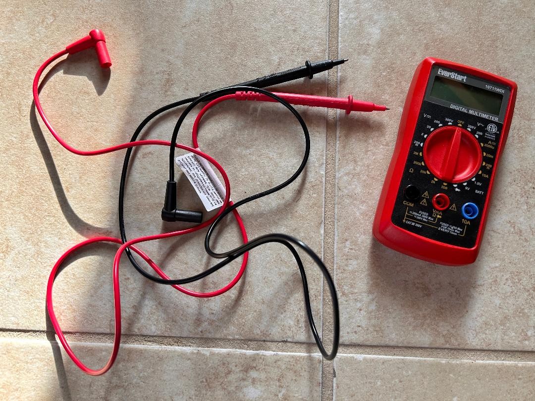 EverStart 300V Digital Multimeter 10711WDI – Black and Red Great Condition
