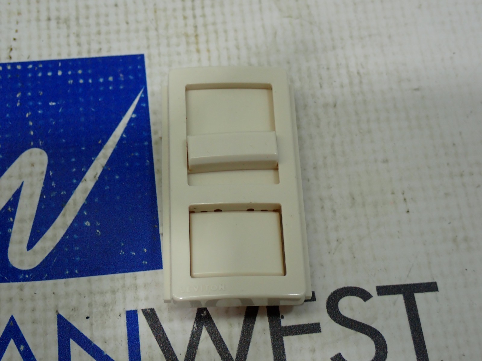 Leviton IP06-10Z ILLUMTECH Dimmer Switch 3 Way Slide Bar