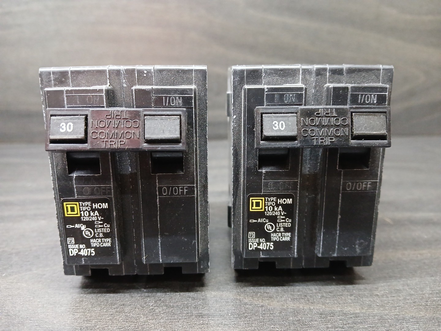 (Lot of 2) Square D HOM230 Circuit Breaker 2-Pole 30-Amp 120v/240v Plug-In New