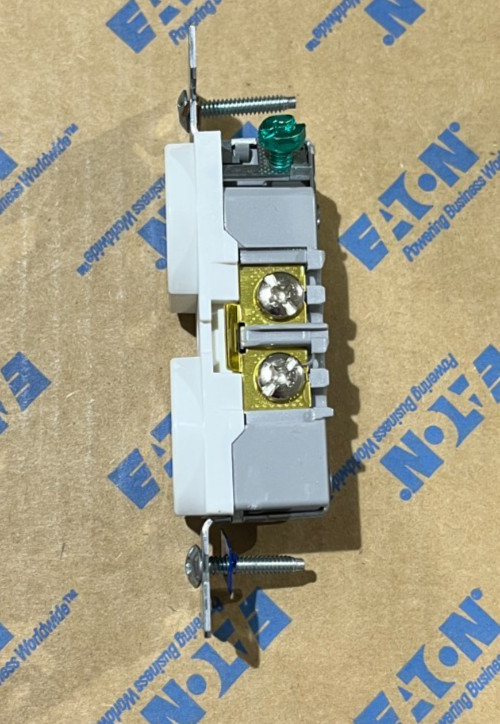 Lot of 10 Eaton 5362CHW HALF-CONTROLLED DUPLEX RECEPTACLE 20A 125V WHITE
