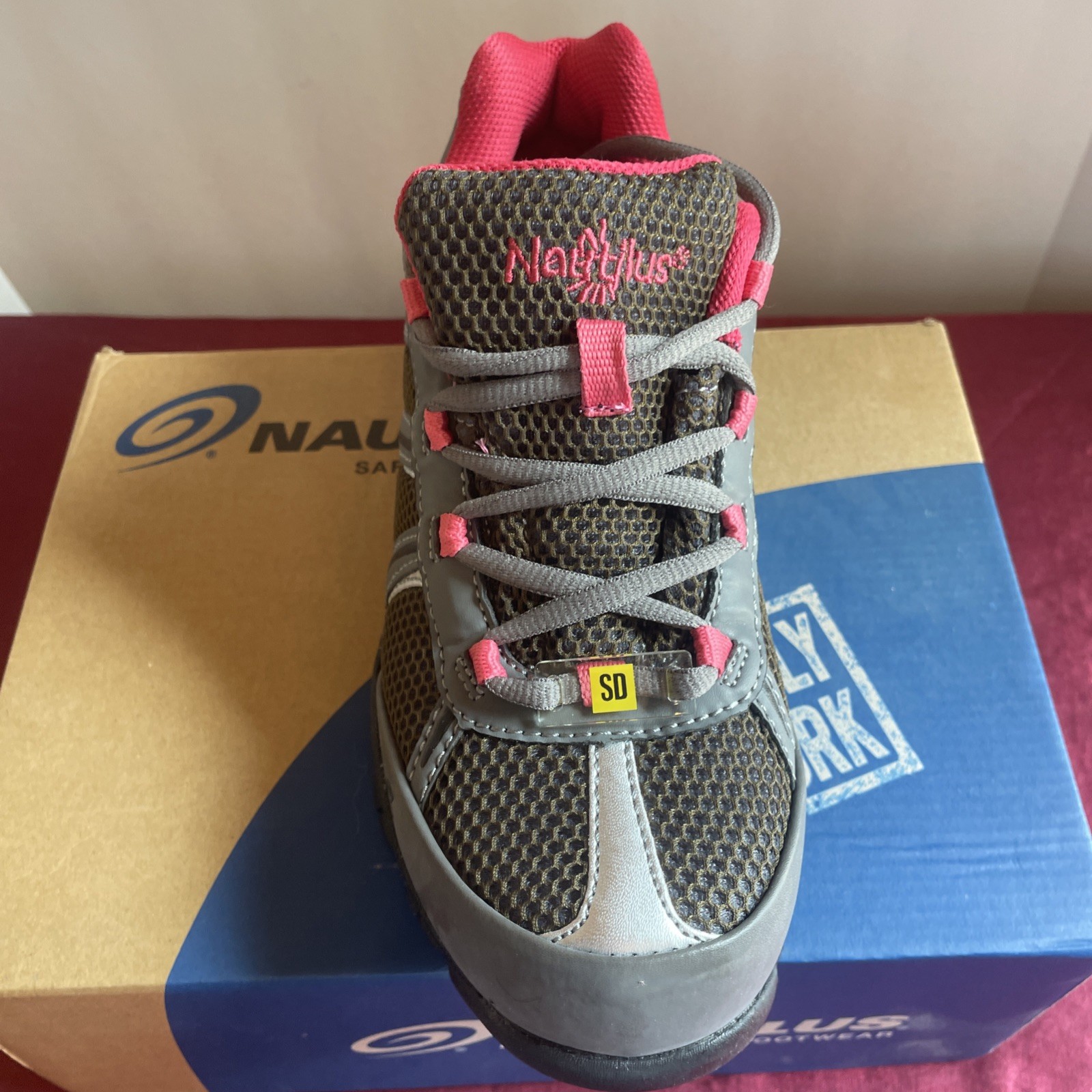 Nautilus Safety Footwear N1393 Size 9 Women’s Athletic Shoe, Steel Toe, Leather,