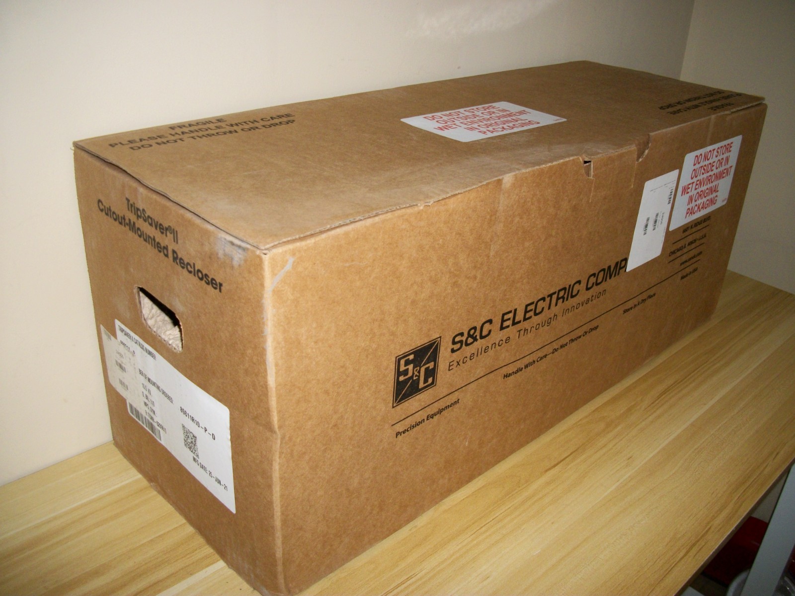 NEW IN BOX S&C TRIPSAVER II CUTOUT MOUNTED RECLOSER CAT # 990211-P 15.5 110