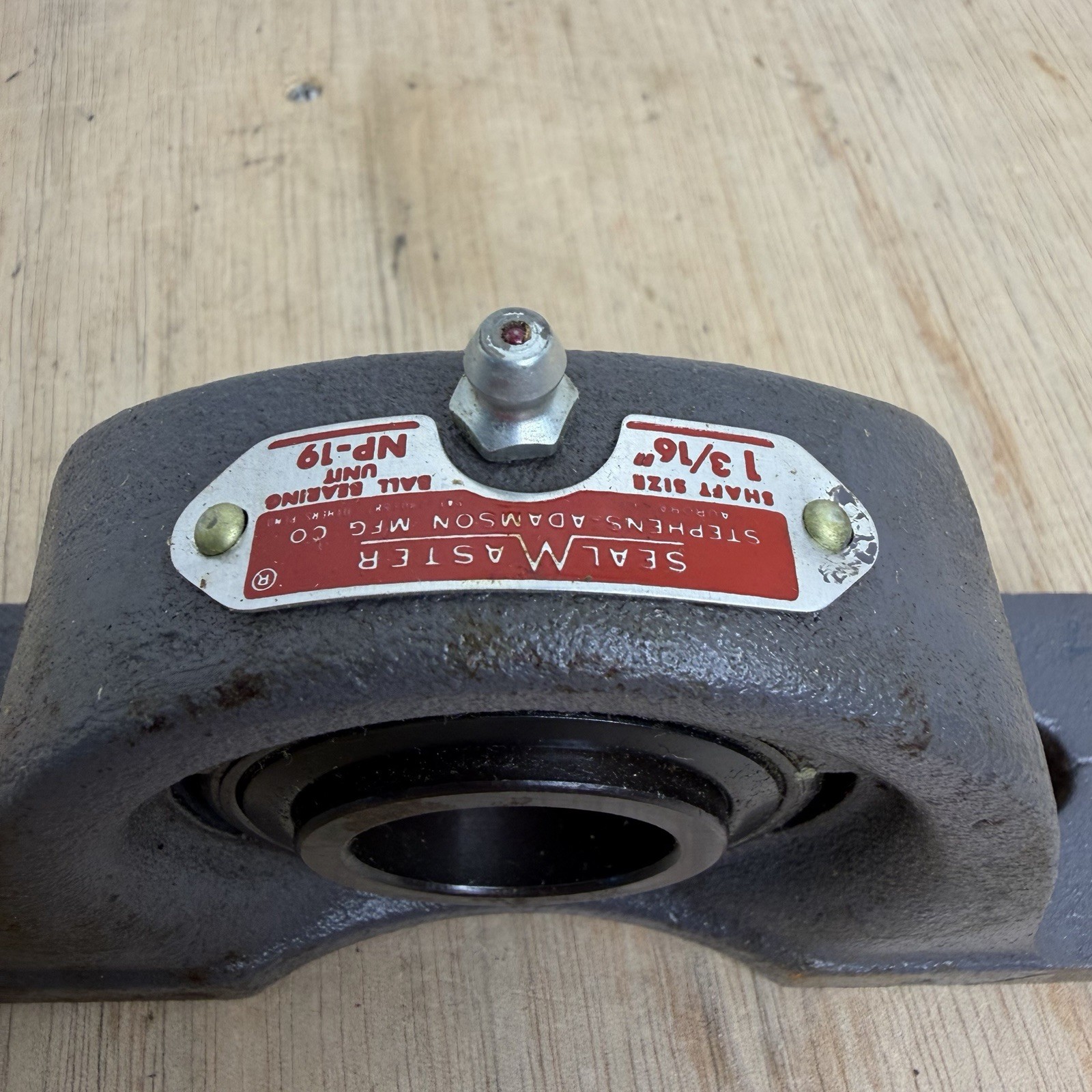 SEALMASTER NP-19 PILLOW BLOCK BALL BEARING 1 3/16″ BORE CAST IRON MOUNTED USA