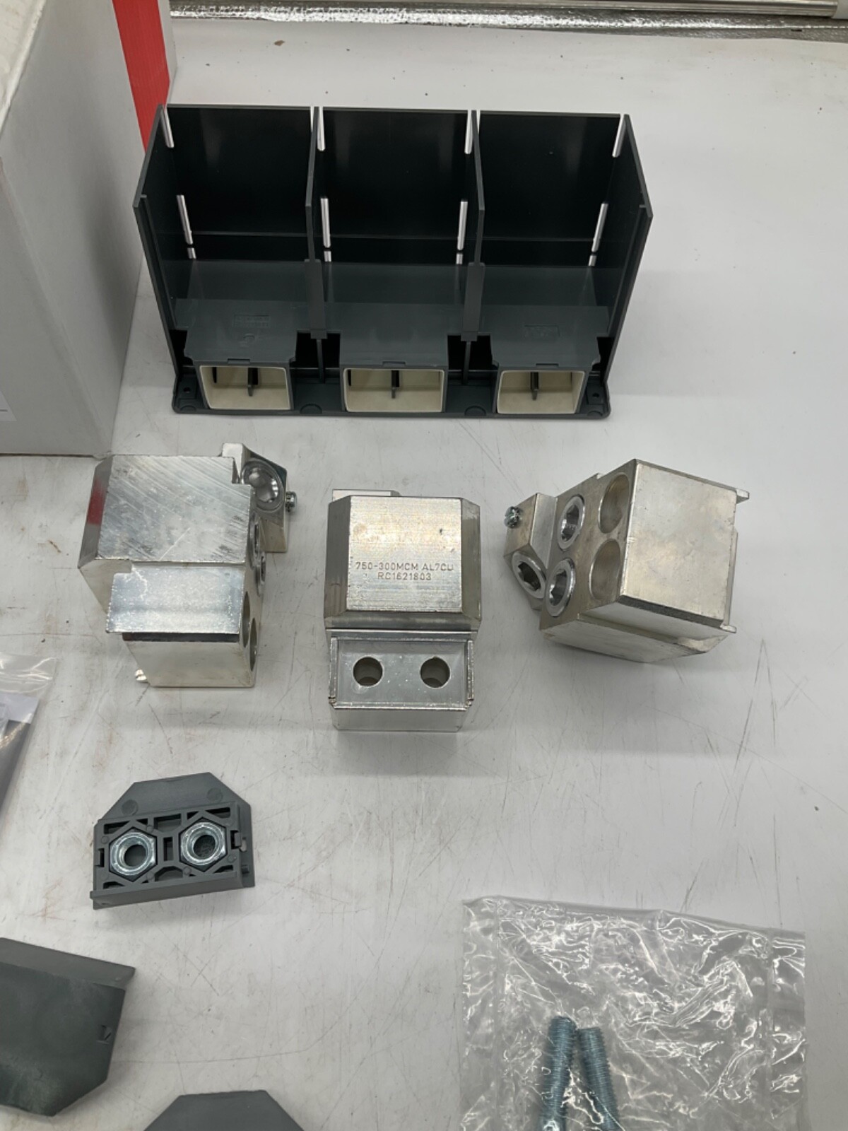 NEW ABB KXT7CUAL3X750KC-3 FRONT TERMINAL KIT 3X380MM2-750KCMIL 3PCS FOR XT7-XT7M