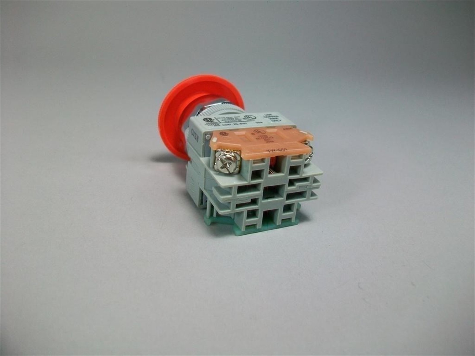 New Old Stock N/C Idec Pushlock Red Stop Button AVW401-R Heavy Duty 120-440V AC
